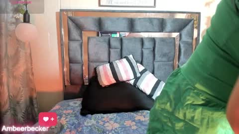 Snapshot of amberbeckeer chatting on December 5, 2:42 am Amber online show from December 5, 2:42 am