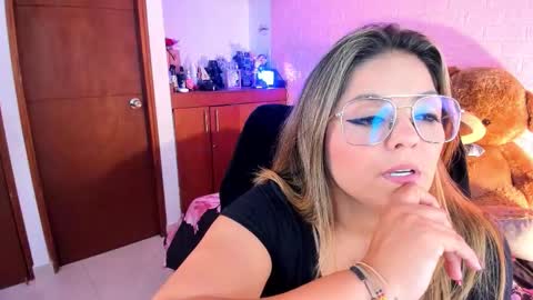 Snapshot of ameliamedina chatting on September 28, 7:25 am I am Ame Nice to meet you online show from September 28, 7:25 am