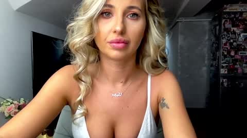 amyroberta92 online show from November 16, 8:05 am