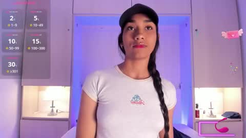 anaacollins_ online show from November 12, 11:41 am