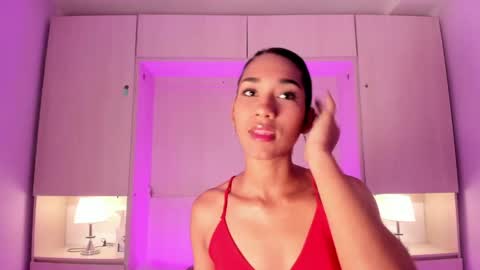anaacollins_ online show from May 17, 11:42 am