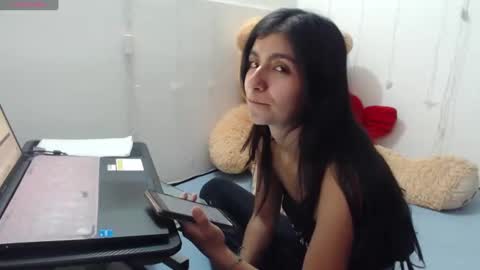 Snapshot of anahibrowns95 chatting on March 11, 8:20 pm Anahi Browns online show from March 11, 8:20 pm