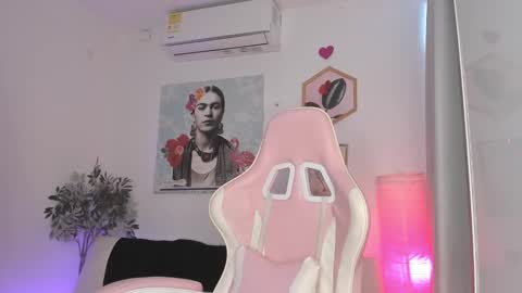 A l e online show from February 24, 8:58 pm