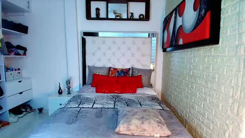 laura  online show from October 6, 1:00 am