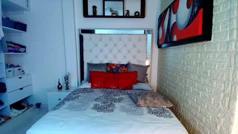 laura  online show from October 30, 2:03 am