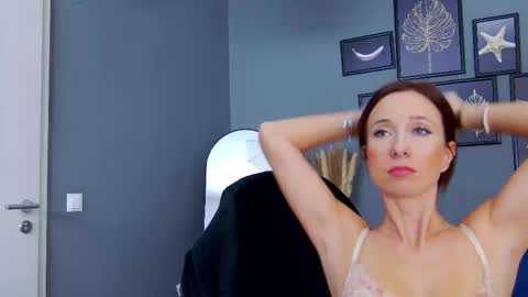 Snapshot of annehove chatting on September 29, 5:23 am Anne online show from September 29, 5:23 am