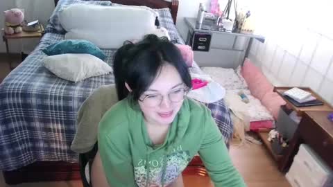 LAURA - A n n i e  S w a n online show from January 21, 4:05 pm