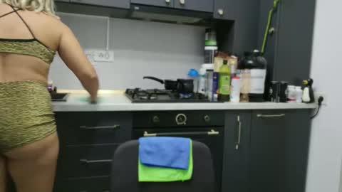 Snapshot of annyloveyou chatting on October 2, 6:57 pm Annyfit4you online show from October 2, 6:57 pm