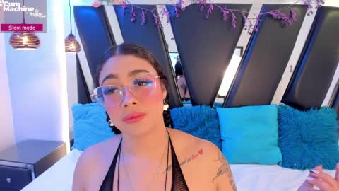 A N T O N E L L E  online show from April 5, 12:04 pm