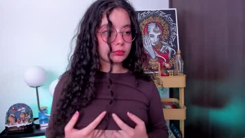 Snapshot of antoniart_ chatting on December 11, 3:35 am Antonia online show from December 11, 3:35 am