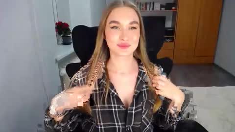 AnyaSmack online show from March 17, 4:44 pm