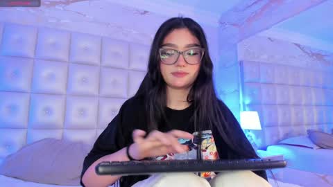 Snapshot of ariana_villada chatting on December 3, 3:18 am Ari online show from December 3, 3:18 am