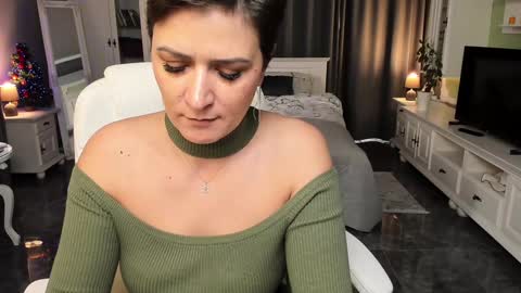 Snapshot of arianasage_ chatting on December 20, 10:05 am Ana online show from December 20, 10:05 am