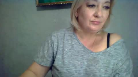 Snapshot of arielxloveresss chatting on October 4, 9:37 am ArielXLoveresss online show from October 4, 9:37 am