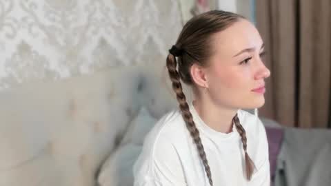 Amelie online show from March 8, 5:25 am