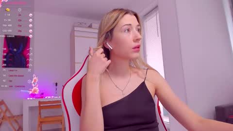 Snapshot of askcaroline chatting on October 4, 11:49 am Caroline online show from October 4, 11:49 am