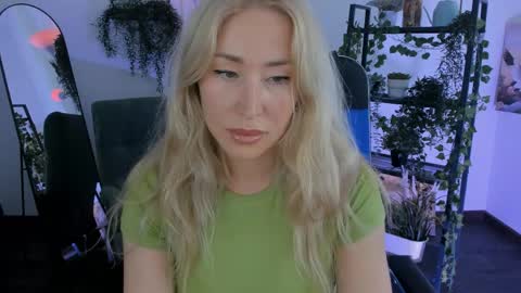 astramonroe online show from May 7, 7:34 am