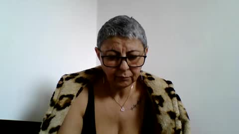 Snapshot of atikaarea chatting on February 12, 9:52 am atikaarea online show from February 12, 9:52 am