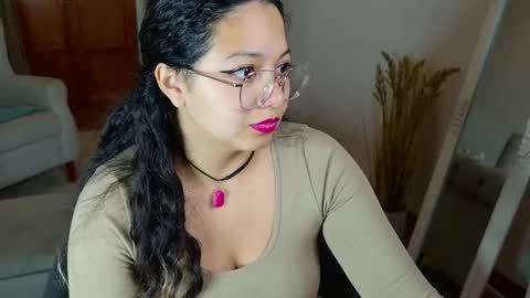 Snapshot of aurorasiera chatting on October 19, 9:50 pm Aurora online show from October 19, 9:50 pm