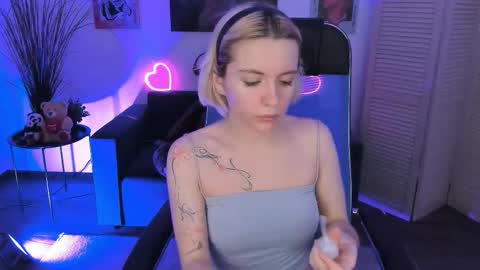 aurorawrenfield online show from December 1, 4:16 am