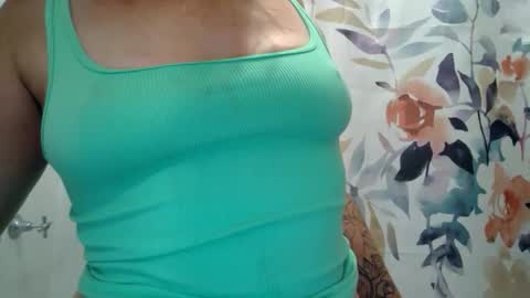 Snapshot of aussielovingxxx chatting on December 11, 10:14 am Milf4u online show from December 11, 10:14 am
