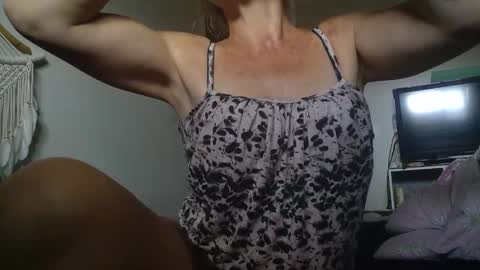 Snapshot of aussielovingxxx chatting on December 3, 12:44 am Milf4u online show from December 3, 12:44 am
