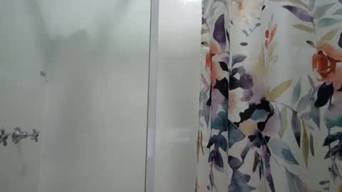 Snapshot of aussielovingxxx chatting on December 17, 11:39 am Milf4u online show from December 17, 11:39 am