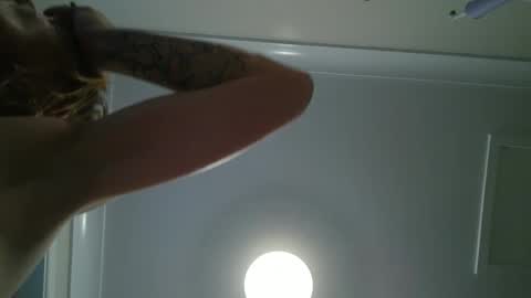 Snapshot of aussielovingxxx chatting on December 10, 5:39 am Milf4u online show from December 10, 5:39 am