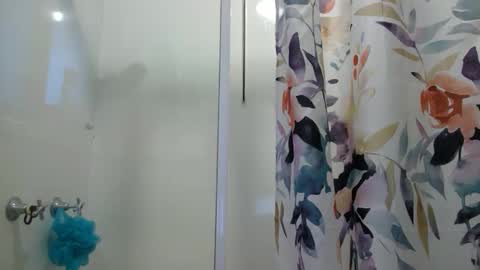 Snapshot of aussielovingxxx chatting on January 15, 8:41 am Milf4u online show from January 15, 8:41 am