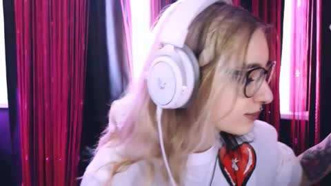 Avriel online show from February 23, 2:35 am