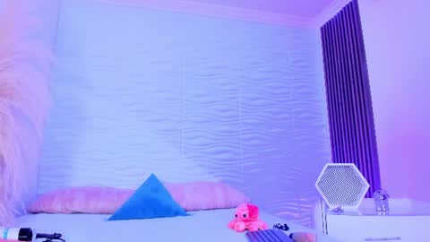 aylinlove_ online show from July 5, 11:27 am