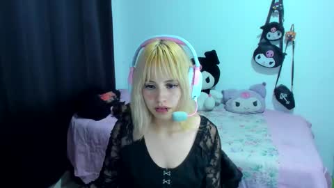 Snapshot of azu_moure chatting on October 24, 3:46 am Azu Moure online show from October 24, 3:46 am