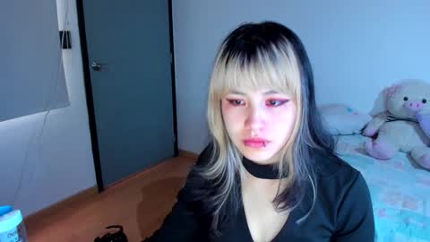 Snapshot of azu_moure chatting on December 7, 8:38 pm Azu Moure online show from December 7, 8:38 pm
