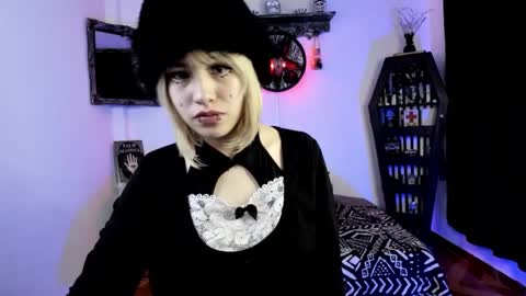 Snapshot of azu_moure chatting on October 8, 1:48 pm Azu Moure online show from October 8, 1:48 pm