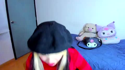 Snapshot of azu_moure chatting on February 19, 7:06 am Azu Moure online show from February 19, 7:06 am
