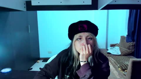 Snapshot of azu_moure chatting on March 7, 10:24 am Azu Moure online show from March 7, 10:24 am