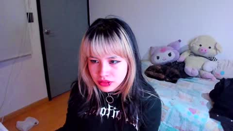 Snapshot of azu_moure chatting on December 12, 2:26 am Azu Moure online show from December 12, 2:26 am