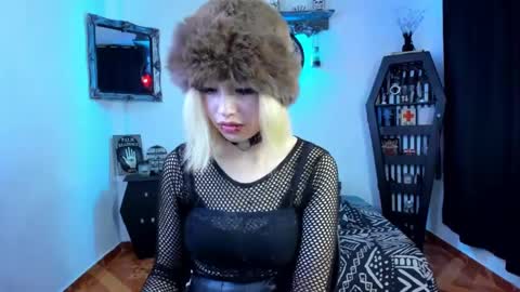 Snapshot of azu_moure chatting on October 3, 8:14 pm Azu Moure online show from October 3, 8:14 pm