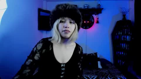 Snapshot of azu_moure chatting on October 16, 11:51 pm Azu Moure online show from October 16, 11:51 pm