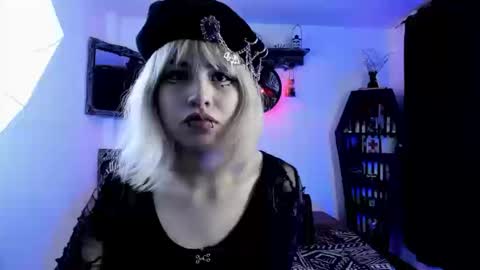 Snapshot of azu_moure chatting on October 15, 11:40 pm Azu Moure online show from October 15, 11:40 pm