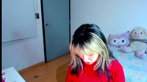 Snapshot of azu_moure chatting on December 4, 4:10 am Azu Moure online show from December 4, 4:10 am