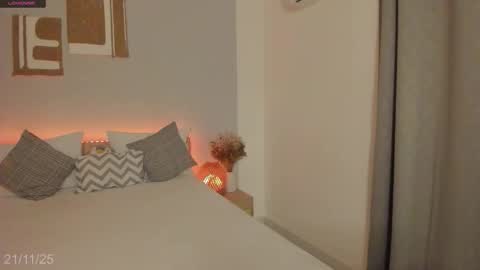 itzell  online show from November 22, 12:13 am