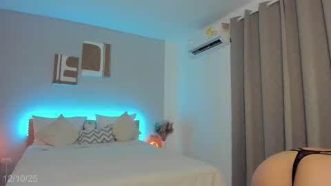 itzell  online show from October 13, 1:19 am