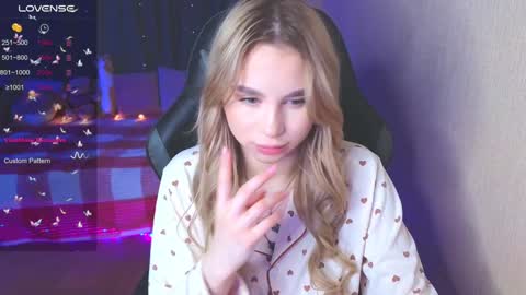 Snapshot of barbieee_doll chatting on December 6, 12:34 am Eva online show from December 6, 12:34 am