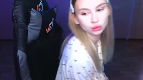 Snapshot of barbieee_doll chatting on March 1, 10:21 pm Eva online show from March 1, 10:21 pm