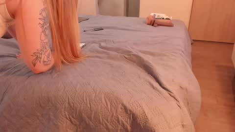 B A R B I E    R O B E R T S online show from January 24, 2:41 pm