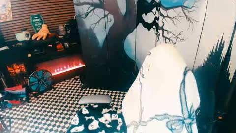 Snapshot of batstarial chatting on October 7, 6:51 am Audrey online show from October 7, 6:51 am