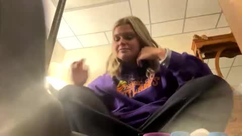 Baylee online show from November 24, 5:31 am