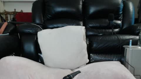 Julie online show from April 4, 3:55 pm