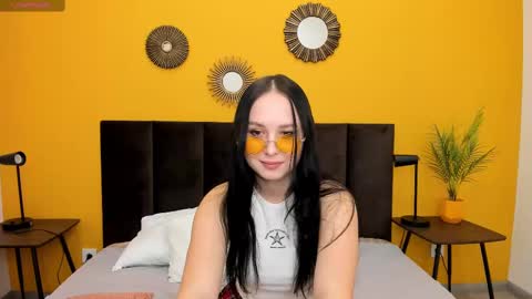 Snapshot of beatricereeves chatting on December 7, 1:25 am Beatrice 3 online show from December 7, 1:25 am